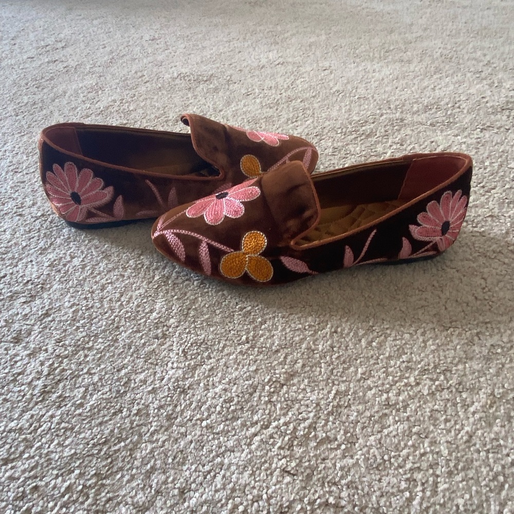 🦉Birdies NWOT Floral Velvet Brown & Pink Slip On Loafers🦉
